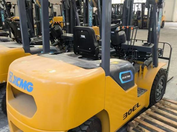 徐工XCB-L30電動(dòng)平衡重叉車