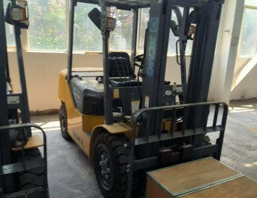 徐工XCB-L30电动平衡重叉车