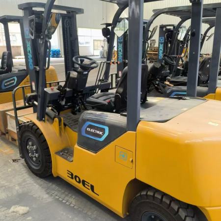 徐工XCB-L30电动平衡重叉车