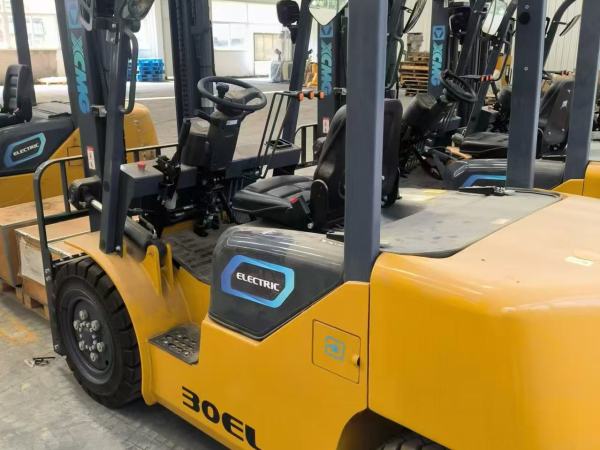 徐工XCB-L30電動平衡重叉車