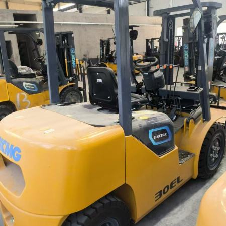 徐工XCB-L30电动平衡重叉车