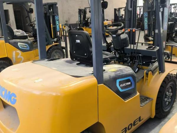 徐工XCB-L30電動平衡重叉車