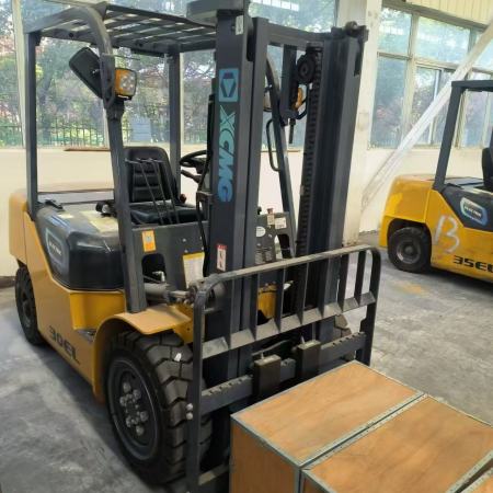 徐工XCB-L30电动平衡重叉车