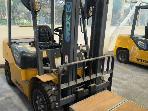 徐工XCB-L30電動平衡重叉車