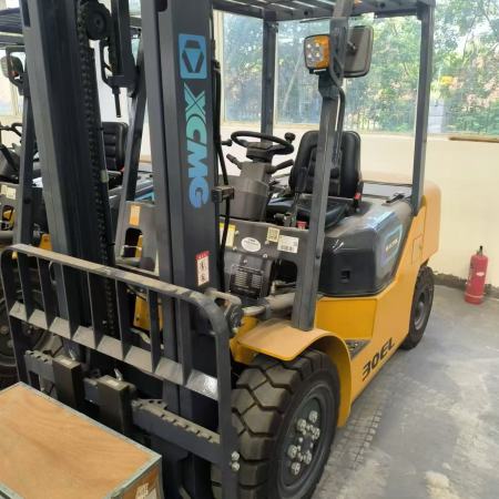 徐工XCB-L30电动平衡重叉车