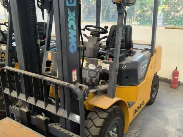 徐工XCB-L30電動平衡重叉車