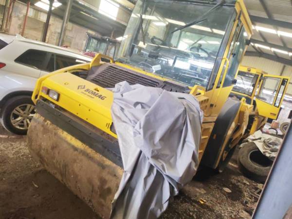 寶馬格BW203AD-4 雙鋼輪壓路機