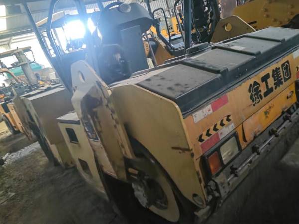 徐工XD81E雙鋼輪壓路機(jī)