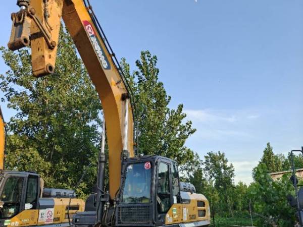 徐工XE400DK履帶式挖掘機