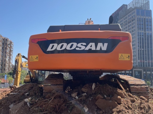 斗山DX380LC-9C履帶式挖掘機