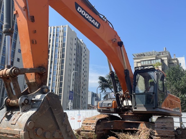 斗山DX380LC-9C履帶式挖掘機