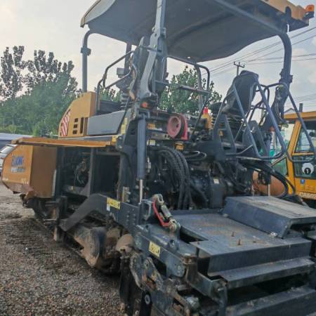 徐工RP1003T摊铺机