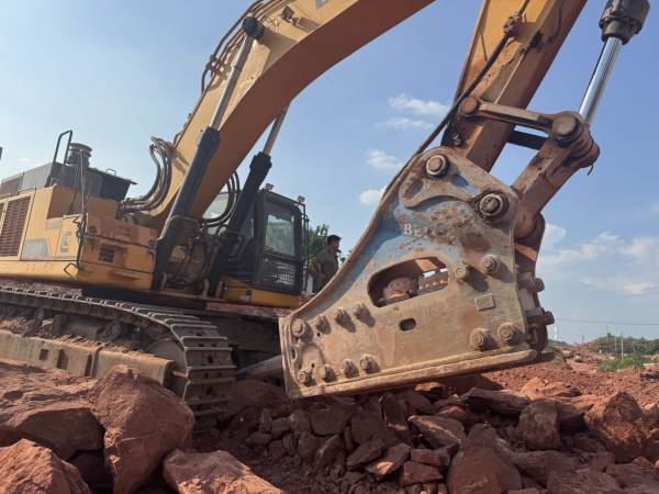 柳工CLG970E履帶式挖掘機(jī)