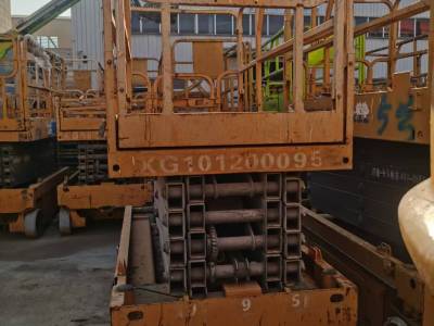 徐工GTJZ1012剪叉式高空作業平臺