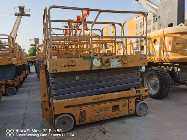 徐工GTJZ1012剪叉式高空作業(yè)平臺(tái)