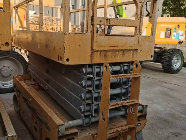 徐工GTJZ1012剪叉式高空作業(yè)平臺(tái)