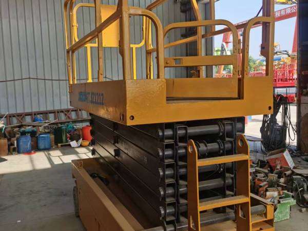 徐工GTJZ1212剪叉式高空作業(yè)平臺(tái)