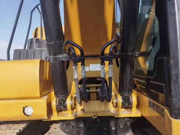 卡特彼勒323履帶式挖掘機(jī)