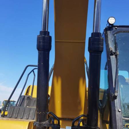 卡特彼勒323履带式挖掘机