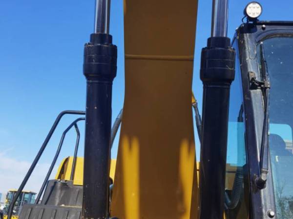 卡特彼勒323履帶式挖掘機(jī)