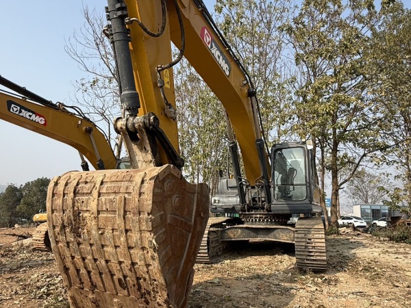 徐工XE370D履帶式挖掘機(jī)