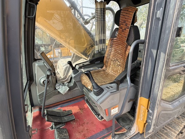 徐工XE370D履帶式挖掘機(jī)