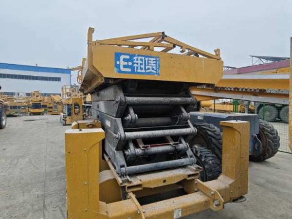 徐工XG1823RT剪叉式高空作業(yè)平臺(tái)