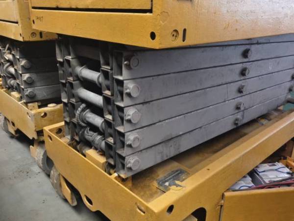 徐工GTJZ1212剪叉式高空作業(yè)平臺(tái)