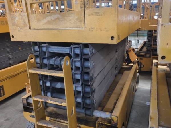 徐工GTJZ1212剪叉式高空作業(yè)平臺(tái)