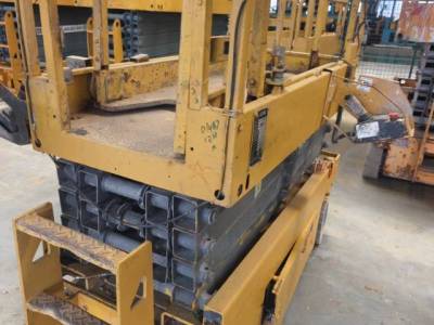 徐工GTJZ0607剪叉式高空作業(yè)平臺(tái)