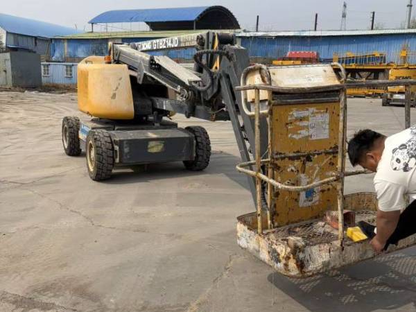 徐工GTBZ14JD曲臂式高空作業(yè)平臺(tái)