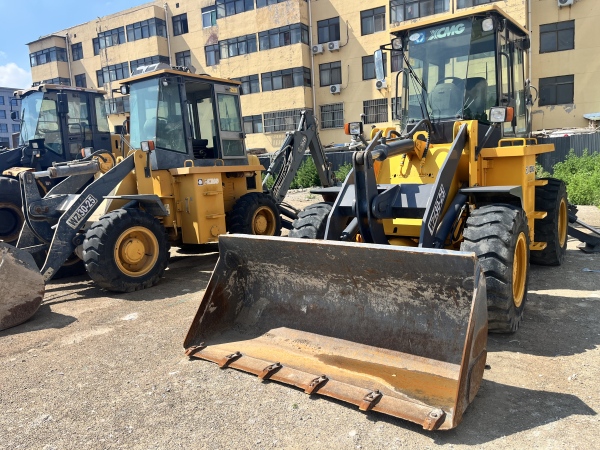 徐工XC8-S2560挖掘装载机