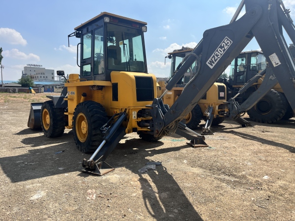 徐工XC8-S2560挖掘装载机