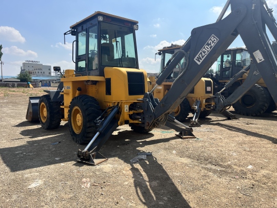 徐工XC8-S2560挖掘装载机