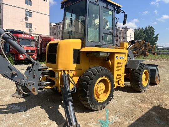 徐工XC8-S2560挖掘装载机