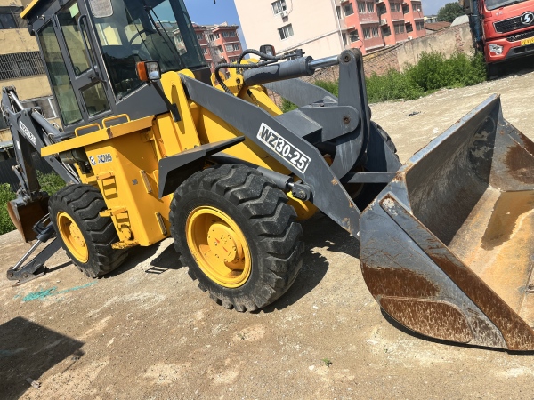 徐工XC8-S2560挖掘装载机