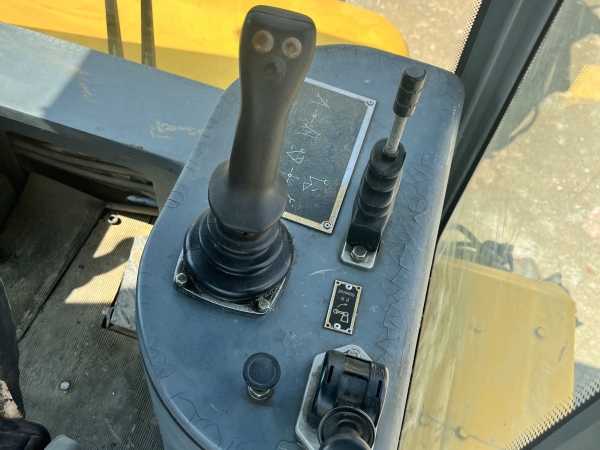 徐工XC8-S2560挖掘装载机